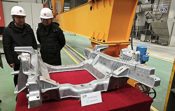 特斯拉2020年率先使用一体化压铸方式生产了汽车后底板,将70个零部件合而为一 特斯拉2020年率先使用一体化压铸方式生产了汽车后底板,将70个零部件合而为一